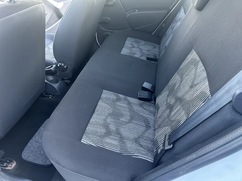 La meme banquette apres nettoyage : tissu net et moquette assainie