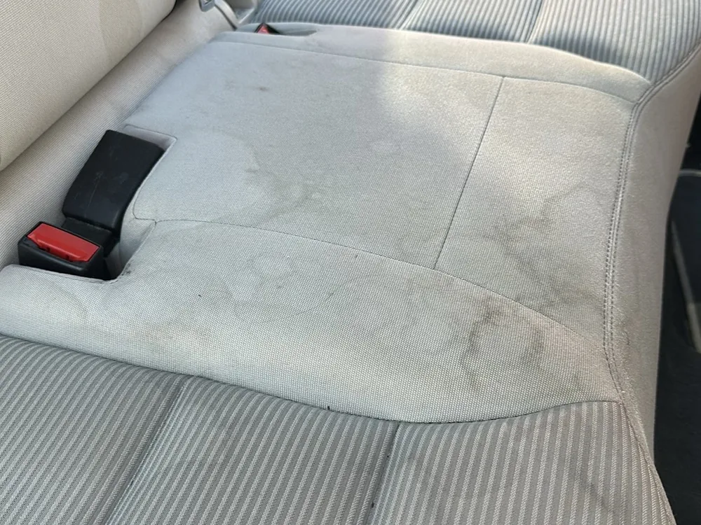 Banquette tissu clair tachée et grise avant nettoyage